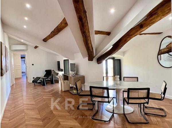 Appartement entièrement rénové avec vue mer et terrasse sur le toit, sur la plus belle place de Bast