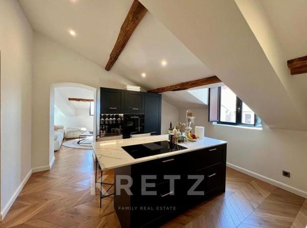 Appartement entièrement rénové avec vue mer et terrasse sur le toit, sur la plus belle place de Bast