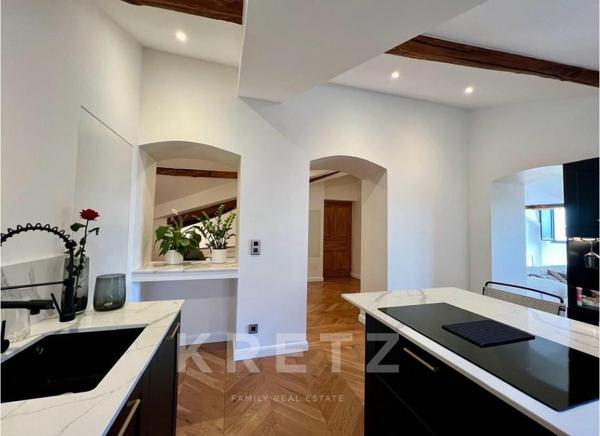 Appartement entièrement rénové avec vue mer et terrasse sur le toit, sur la plus belle place de Bast