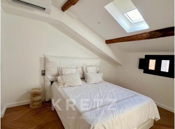 Appartement entièrement rénové avec vue mer et terrasse sur le toit, sur la plus belle place de Bast