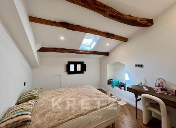 Appartement entièrement rénové avec vue mer et terrasse sur le toit, sur la plus belle place de Bast