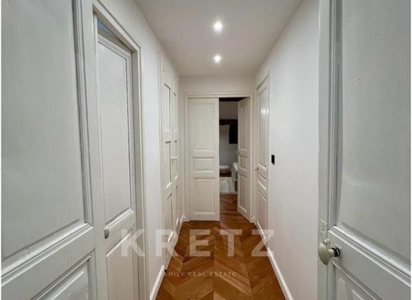 Appartement entièrement rénové avec vue mer et terrasse sur le toit, sur la plus belle place de Bast