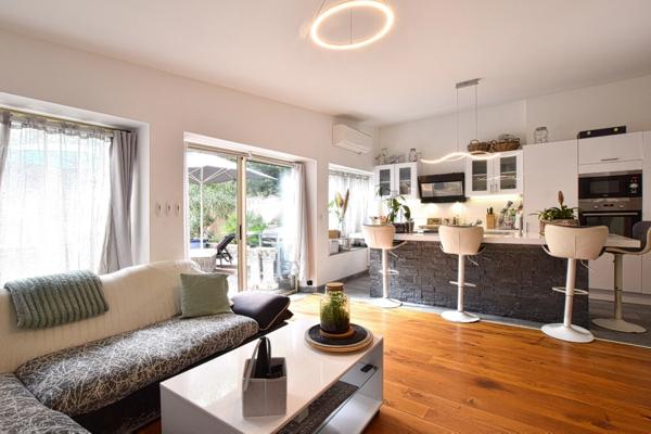 Maison de village de plain-pied avec jardin