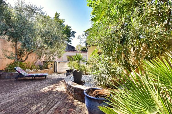 Maison de village de plain-pied avec jardin