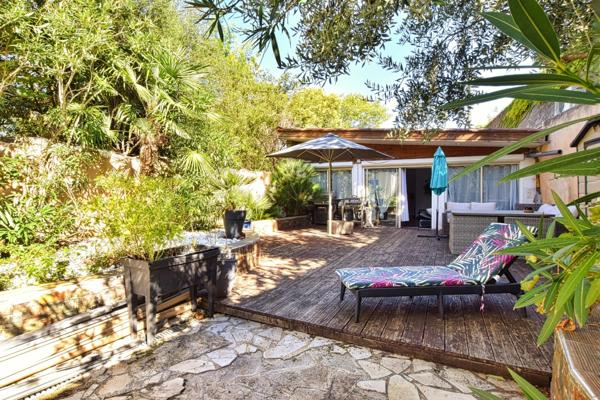 Maison de village de plain-pied avec jardin