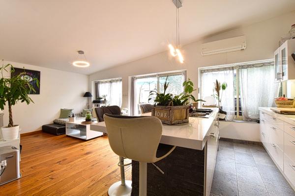 Maison de village de plain-pied avec jardin