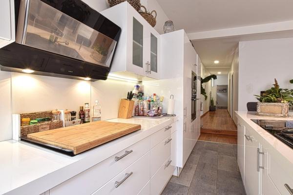 Maison de village de plain-pied avec jardin