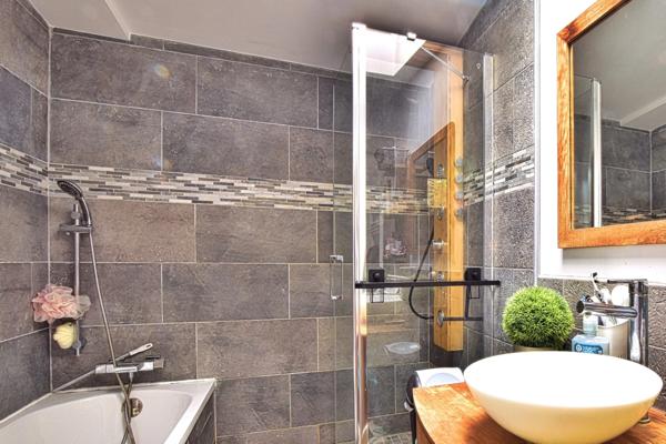 Maison de village de plain-pied avec jardin