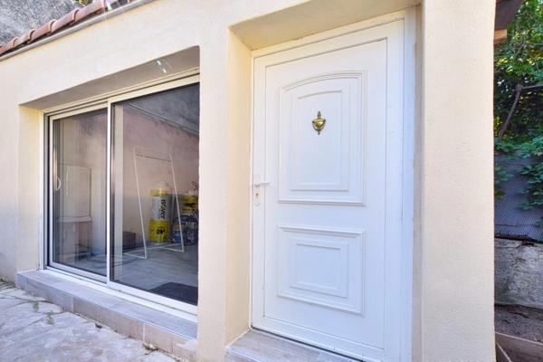 Maison de village de plain-pied avec jardin