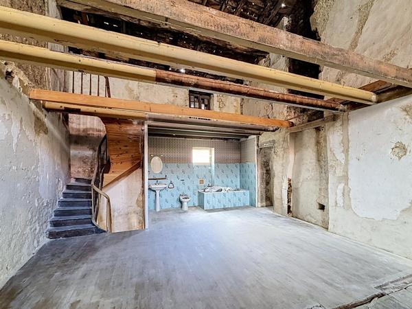 Maison avec un beau potentiel de rénovation au cœur du centre-ville !