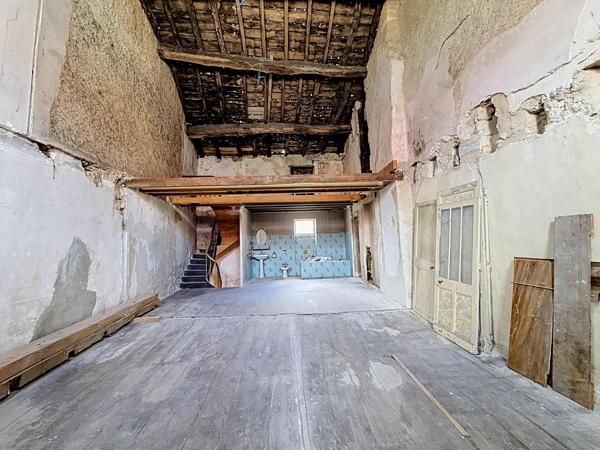 Maison avec un beau potentiel de rénovation au cœur du centre-ville !
