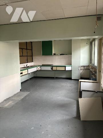 Un appartement à créer situé au deuxième étage, avec terrasse