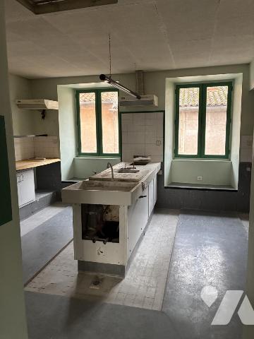 Un appartement à créer situé au deuxième étage, avec terrasse