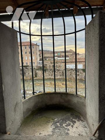 Un appartement à créer situé au deuxième étage, avec terrasse
