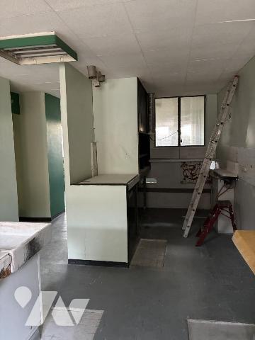 Un appartement à créer situé au deuxième étage, avec terrasse