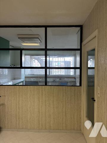 Un appartement à créer situé au deuxième étage, avec terrasse