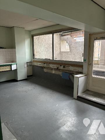 Un appartement à créer situé au deuxième étage, avec terrasse