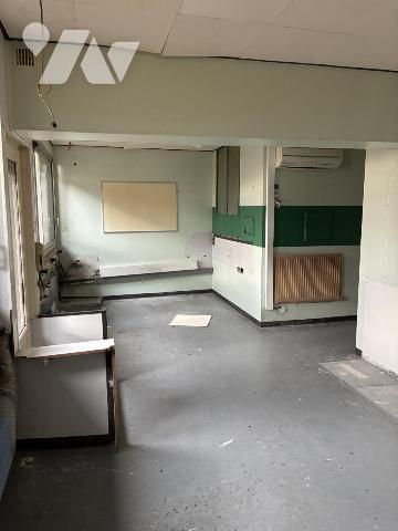 Un appartement à créer situé au deuxième étage, avec terrasse