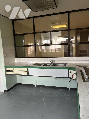 Un appartement à créer situé au deuxième étage, avec terrasse