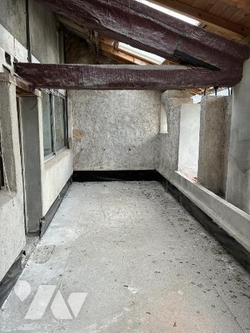 Un appartement à créer situé au deuxième étage, avec terrasse