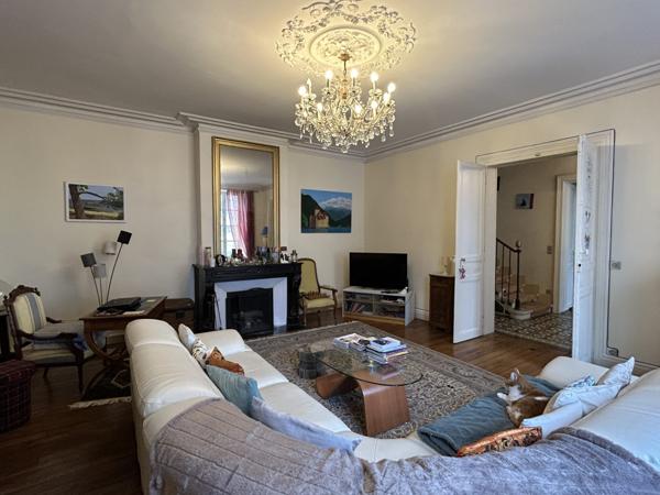 Maison - 9 pièces - 252 m²