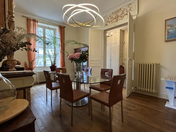 Maison - 9 pièces - 252 m²