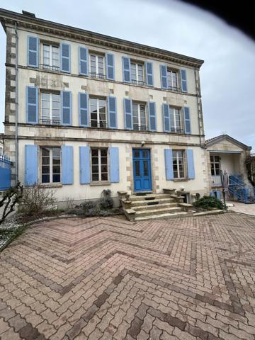 Maison - 9 pièces - 252 m²