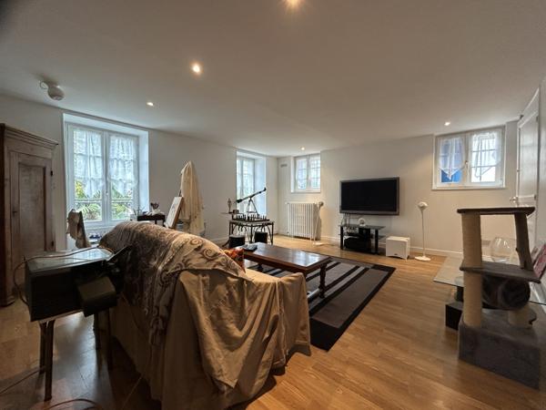 Maison - 9 pièces - 252 m²