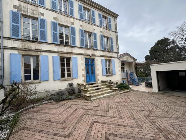 Maison - 9 pièces - 252 m²