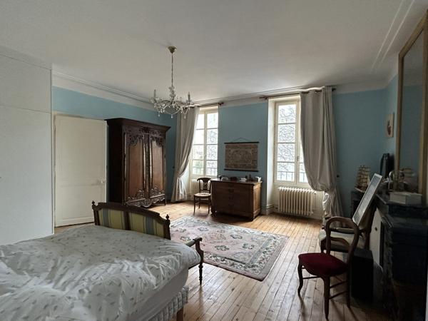 Maison - 9 pièces - 252 m²