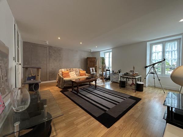 Maison - 9 pièces - 252 m²