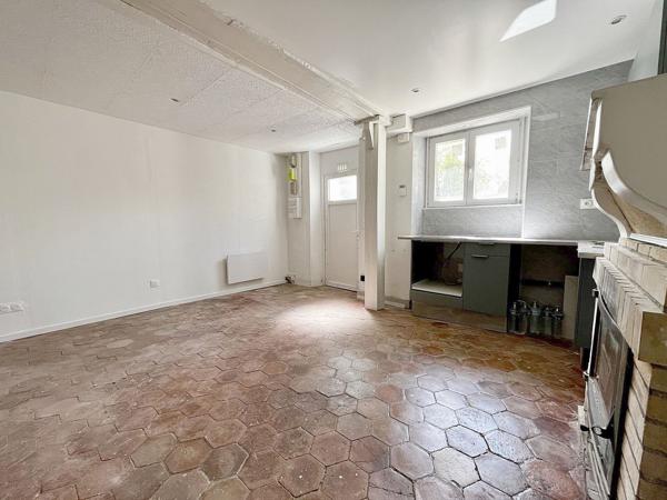 Petite maison rénovée sur grand terrain boisé