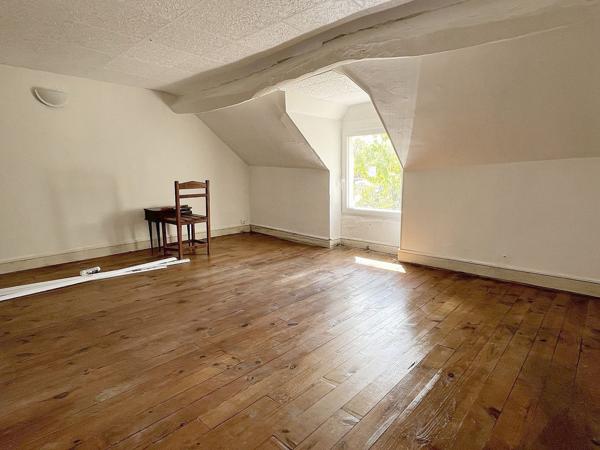 Petite maison rénovée sur grand terrain boisé