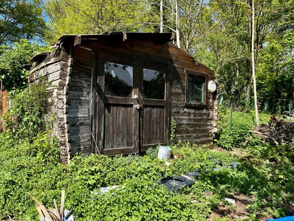 Petite maison rénovée sur grand terrain boisé