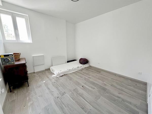 Petite maison rénovée sur grand terrain boisé