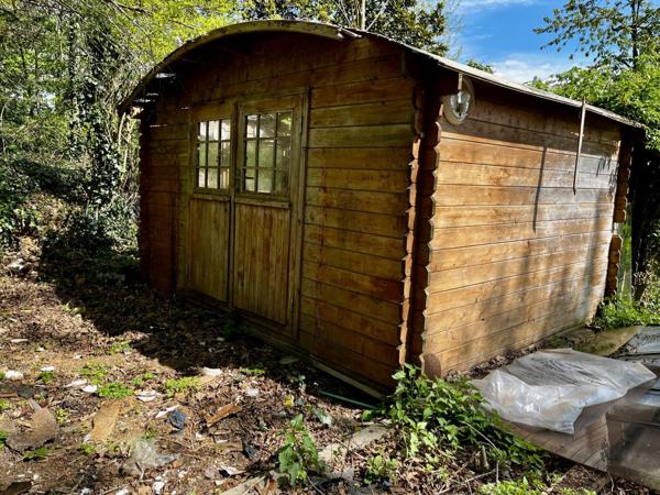 Petite maison rénovée sur grand terrain boisé