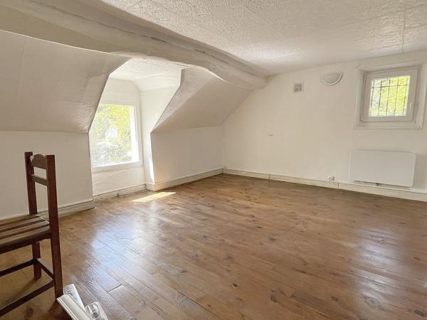 Petite maison rénovée sur grand terrain boisé