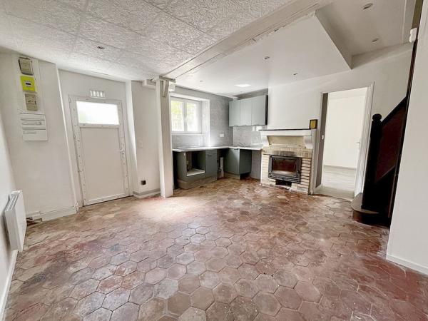 Petite maison rénovée sur grand terrain boisé