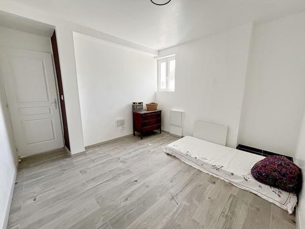 Petite maison rénovée sur grand terrain boisé