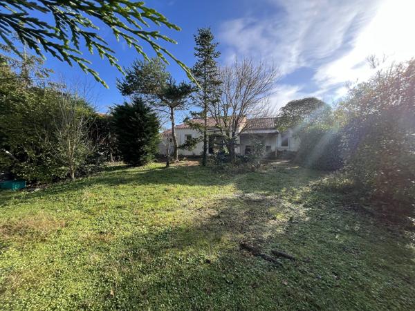 Plain pied avec jardin, garage ainsi qu'un accés aux commerces et services  !