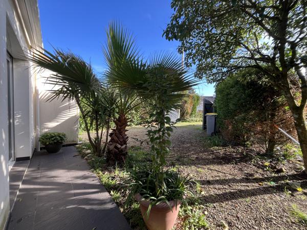 Plain pied avec jardin, garage ainsi qu'un accés aux commerces et services  !