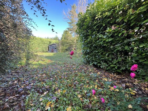 Plain pied avec jardin, garage ainsi qu'un accés aux commerces et services  !