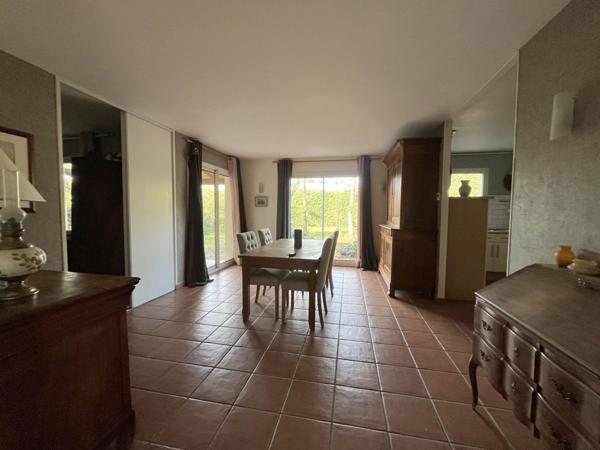 Plain pied avec jardin, garage ainsi qu'un accés aux commerces et services  !