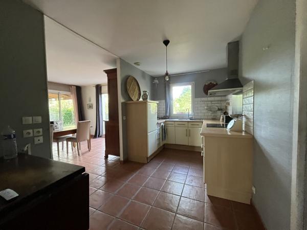 Plain pied avec jardin, garage ainsi qu'un accés aux commerces et services  !