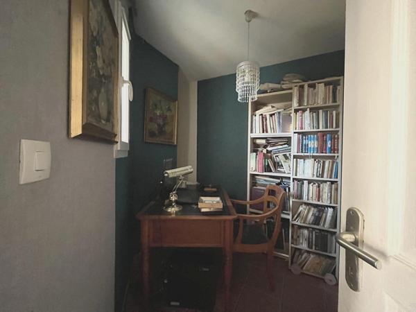 Plain pied avec jardin, garage ainsi qu'un accés aux commerces et services  !