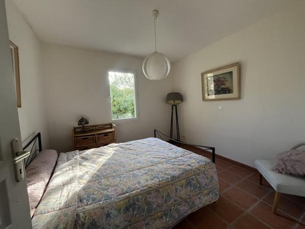 Plain pied avec jardin, garage ainsi qu'un accés aux commerces et services  !