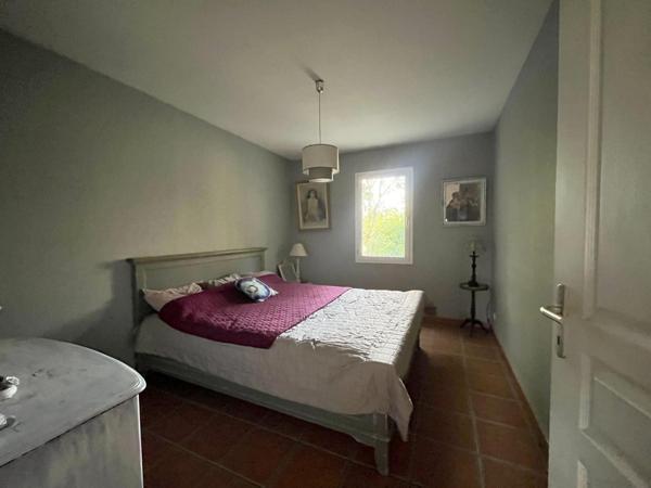 Plain pied avec jardin, garage ainsi qu'un accés aux commerces et services  !