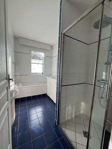 Plain pied avec jardin, garage ainsi qu'un accés aux commerces et services  !