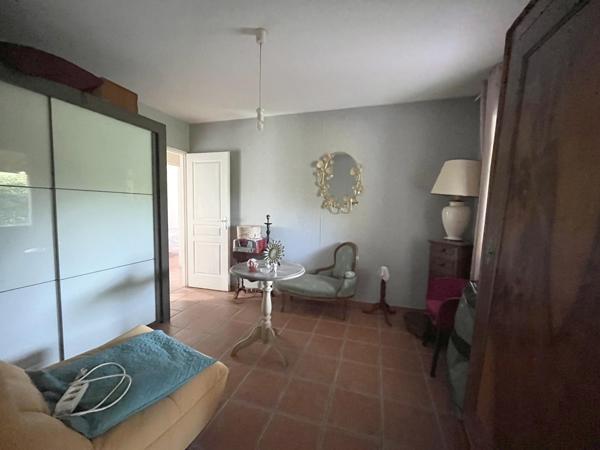 Plain pied avec jardin, garage ainsi qu'un accés aux commerces et services  !