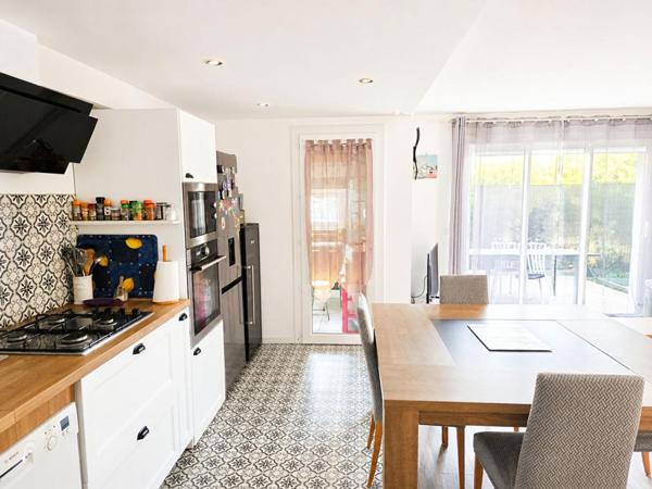 Maison  4 pièce(s) 90 m2 avec extérieur et panneaux solaires